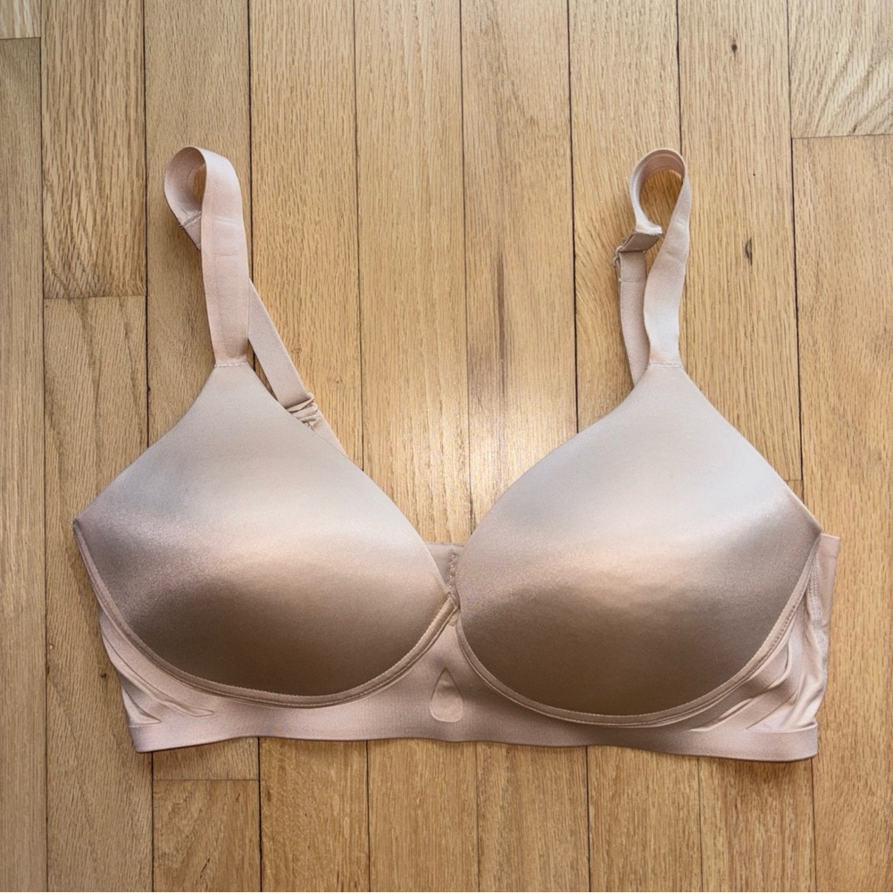 Bali Comfort Revolution Easylite Nude Seamless Bra Size Large.